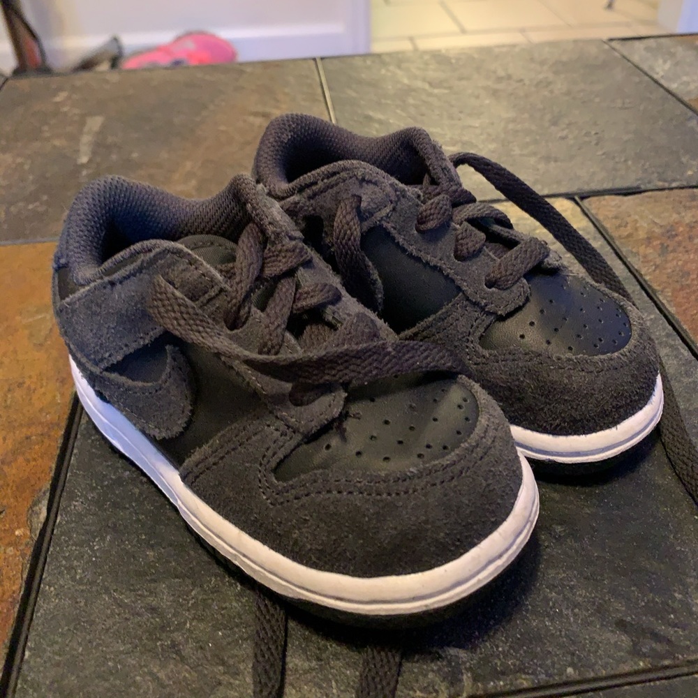 Tennis shoes